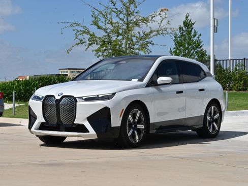 Certified 2023 BMW iX xDrive50 w/ Premium Package AWD/4WD image 5