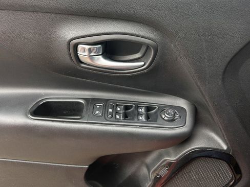 Used 2017 Jeep Renegade Altitude image 18