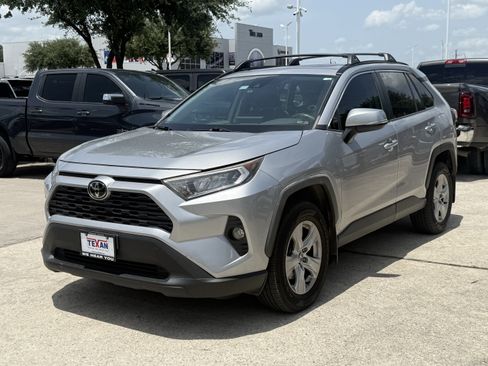 Used 2021 Toyota RAV4 XLE w/ Convenience Package FWD image 9