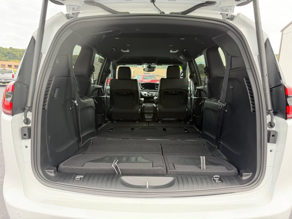 New 2027 Chrysler Pacifica Select AWD/4WD image 11