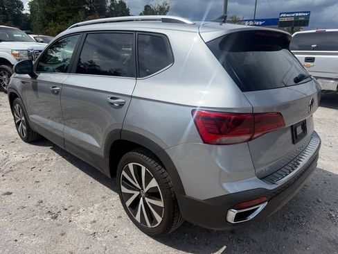 Used 2023 Volkswagen Taos SE w/ Panoramic Sunroof Package FWD image 7