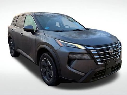 Used 2024 Nissan Rogue SV image 2