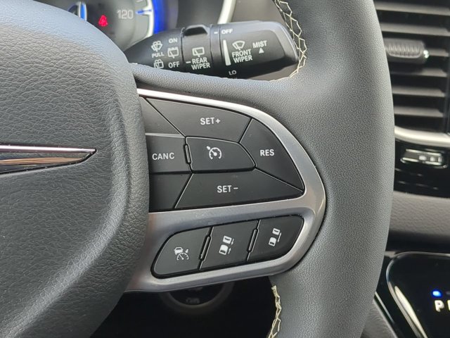 Certified 2026 Chrysler Pacifica Select FWD image 30