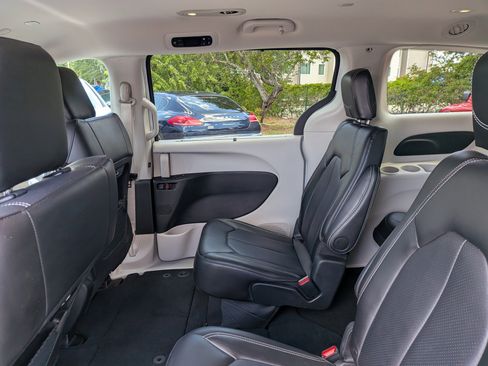 Used 2024 Chrysler Pacifica Touring-L FWD image 16