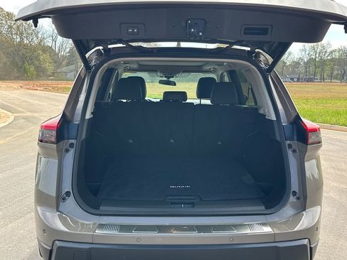 Used 2024 Nissan Rogue SV w/ SV Premium Package image 17