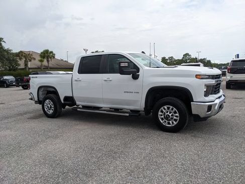 Used 2025 Chevrolet Silverado 2500 LT w/ Convenience Package AWD/4WD image 2