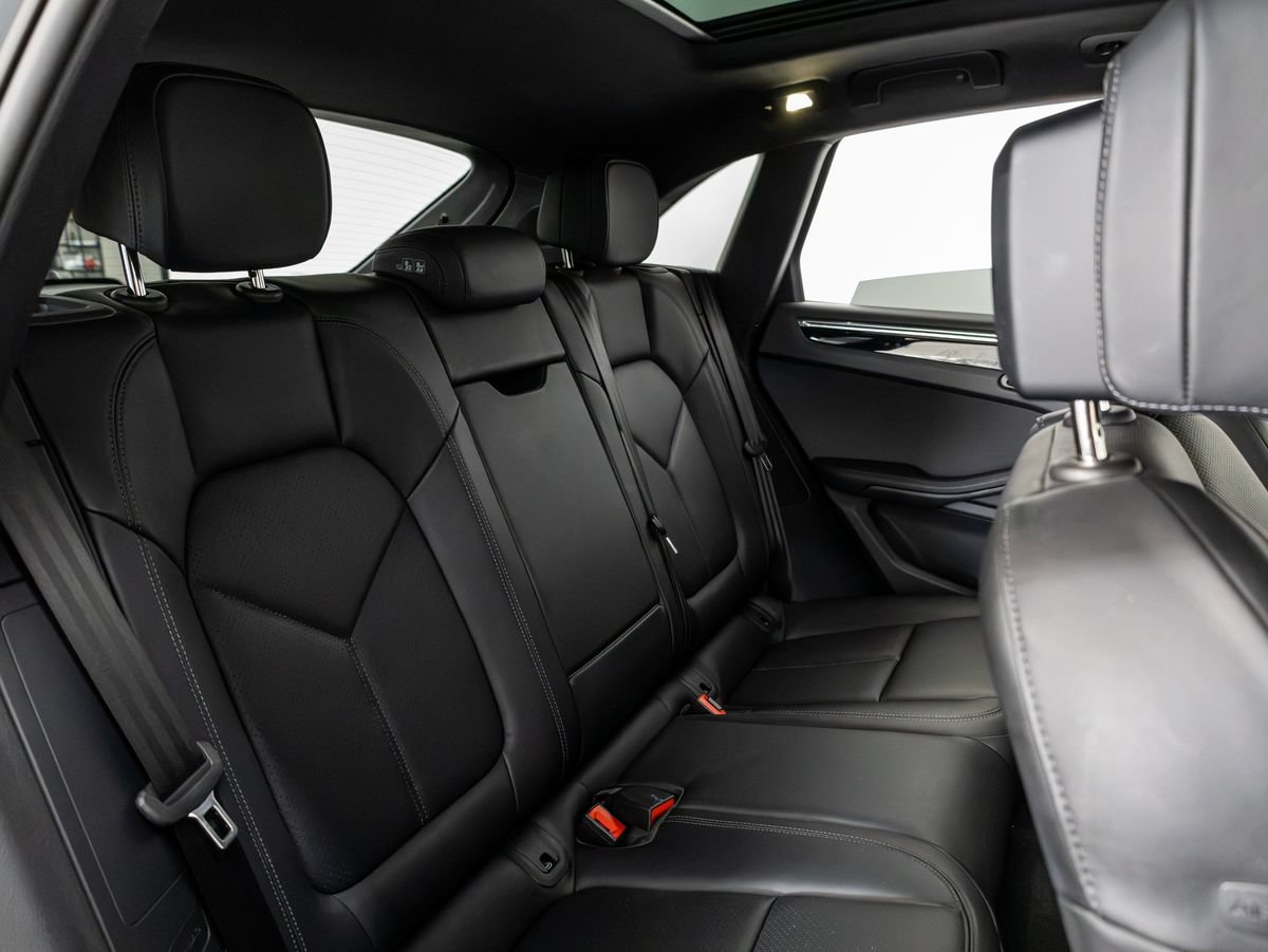 Certified 2026 Porsche Macan AWD/4WD image 28