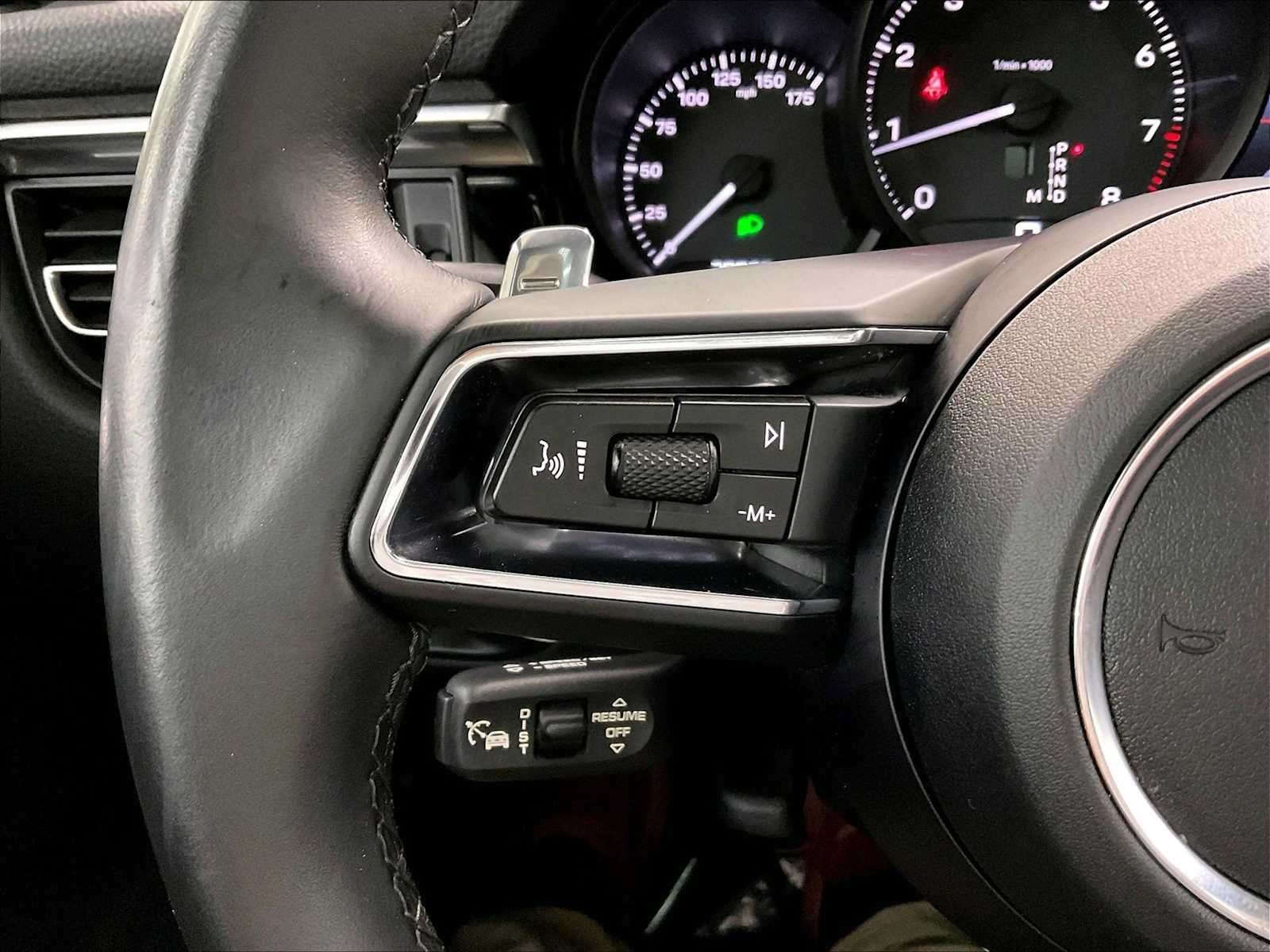Certified 2022 Porsche Macan AWD/4WD image 27