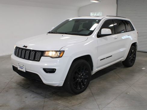 Used 2020 Jeep Grand Cherokee Altitude image 5