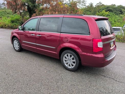 Used 2014 Chrysler Town & Country Touring w/ Driver Convenience Group FWD image 4