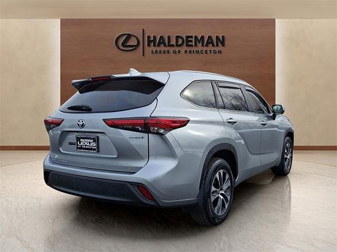 Used 2023 Toyota Highlander XLE image 6