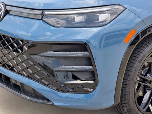 New 2026 Volkswagen Tiguan SE R-Line FWD image 7