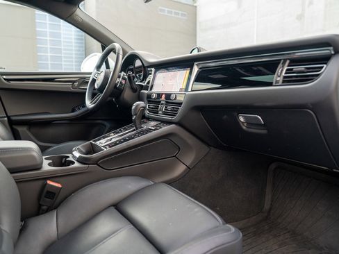Used 2025 Porsche Macan image 25