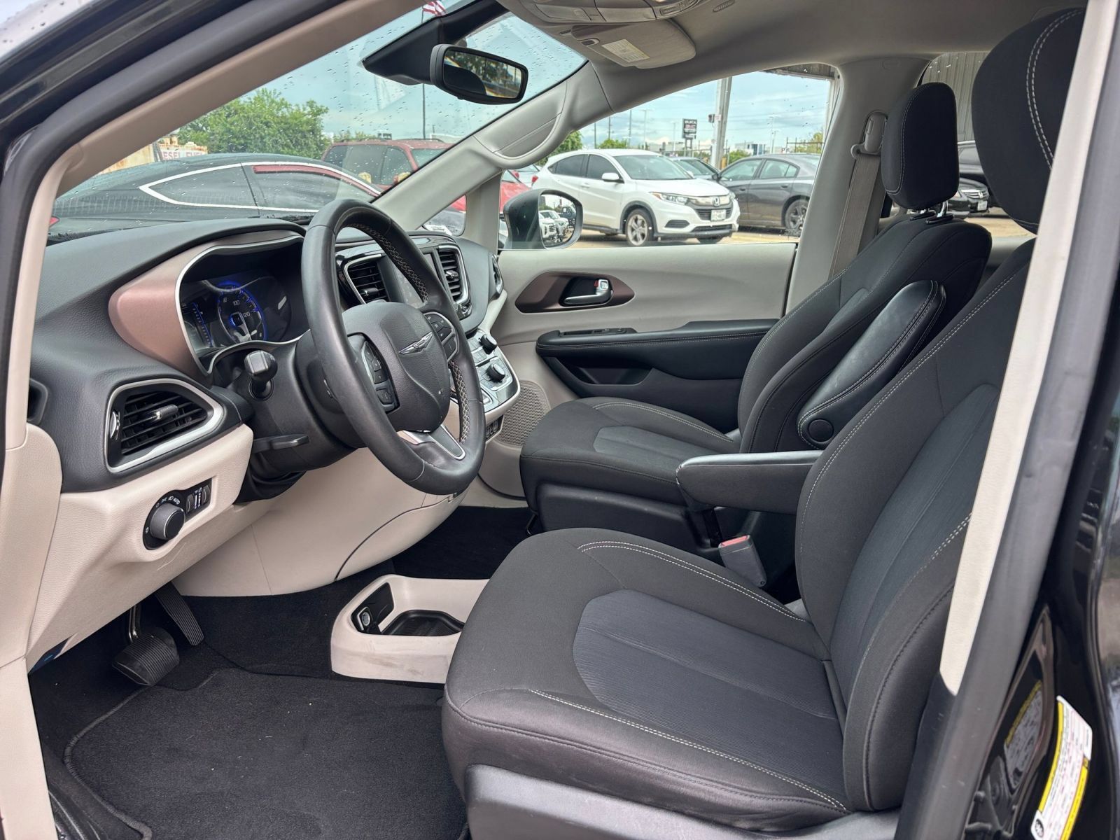 Used 2023 Chrysler Voyager LX FWD image 27