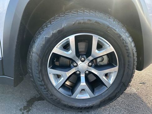 Used 2018 Jeep Cherokee Trailhawk w/ Quick Order Package 27L image 39