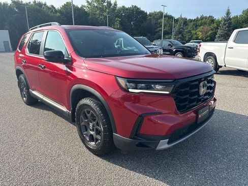 Used 2024 Honda Pilot TrailSport image 3