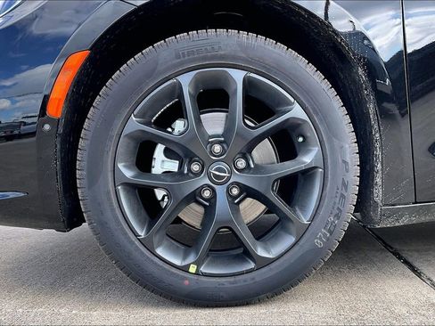 New 2026 Chrysler Pacifica Limited w/ Uconnect Theater Family Group image 10