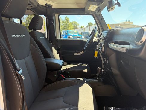Used 2017 Jeep Wrangler Unlimited Rubicon w/ Connectivity Group AWD/4WD image 30