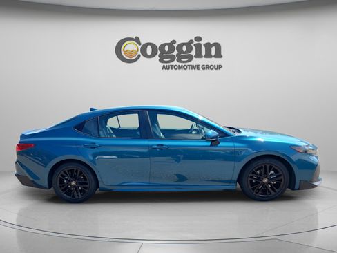 Used 2025 Toyota Camry SE image 6