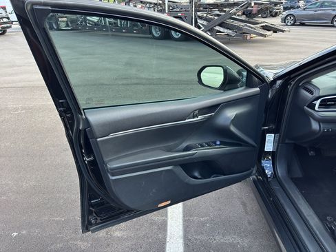 Used 2018 Toyota Camry LE image 6