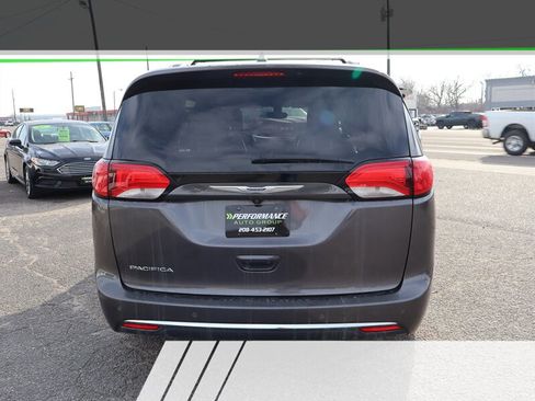 Used 2019 Chrysler Pacifica Touring-L image 4