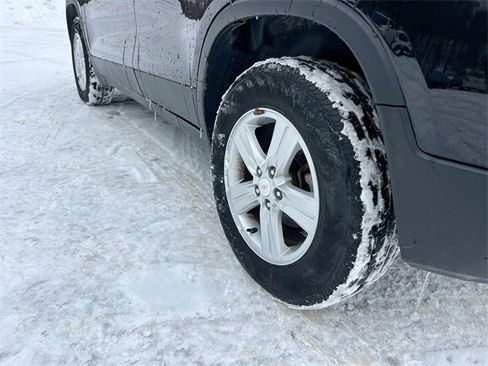 Used 2022 Chevrolet Trax LS w/ Tint and Cruise Package image 31