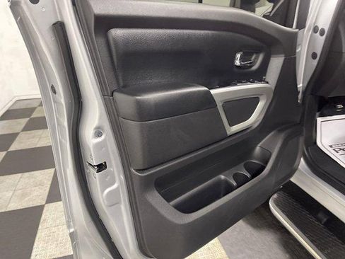 Used 2018 Nissan Titan SV w/ SV Convenience Package AWD/4WD image 8
