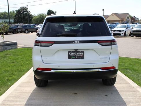 Used 2023 Jeep Grand Cherokee Laredo AWD/4WD image 27