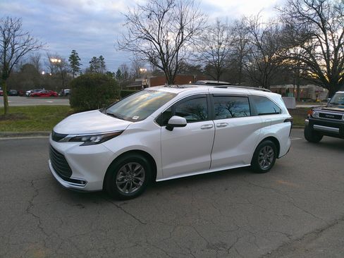 Used 2024 Toyota Sienna XLE image 8