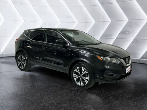 Used 2020 Nissan Rogue Sport S image 1