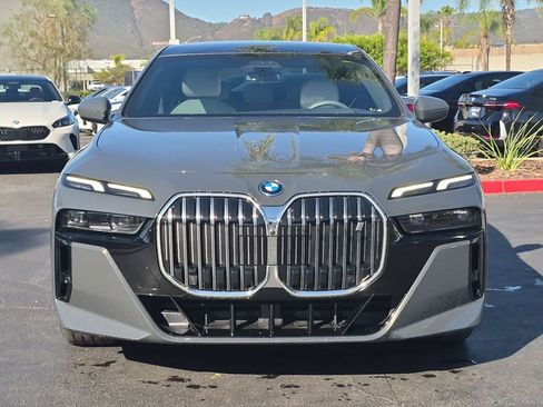 Used 2024 BMW i7 xDrive60 AWD/4WD image 3