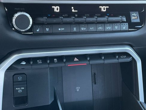 Used 2025 Toyota Tundra Platinum image 41