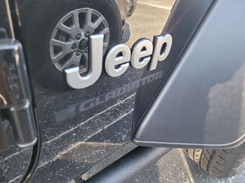 Used 2025 Jeep Gladiator Sport AWD/4WD image 10