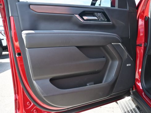 Used 2025 GMC Yukon Denali w/ Sun & Power Step Package AWD/4WD image 14