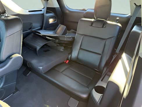 Used 2022 Ford Explorer XLT w/ Equipment Group 202A AWD/4WD image 8