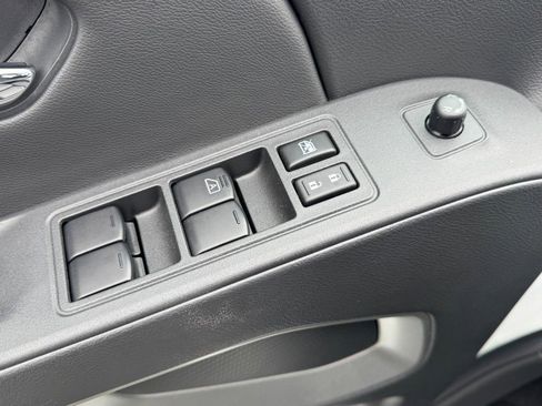 Used 2025 Nissan Frontier SV image 15