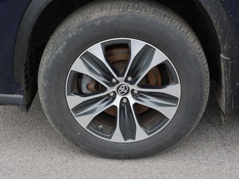 Used 2023 Toyota Highlander XLE AWD/4WD image 11