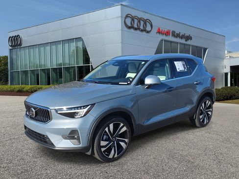 Used 2023 Volvo XC40 B5 Ultimate w/ Protection Package Premier image 1