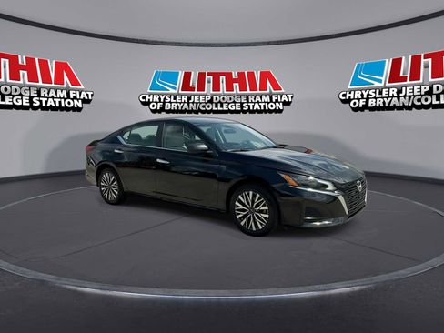 Used 2025 Nissan Altima 2.5 SV FWD image 2