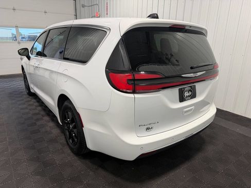 Used 2023 Chrysler Pacifica Touring-L FWD image 5