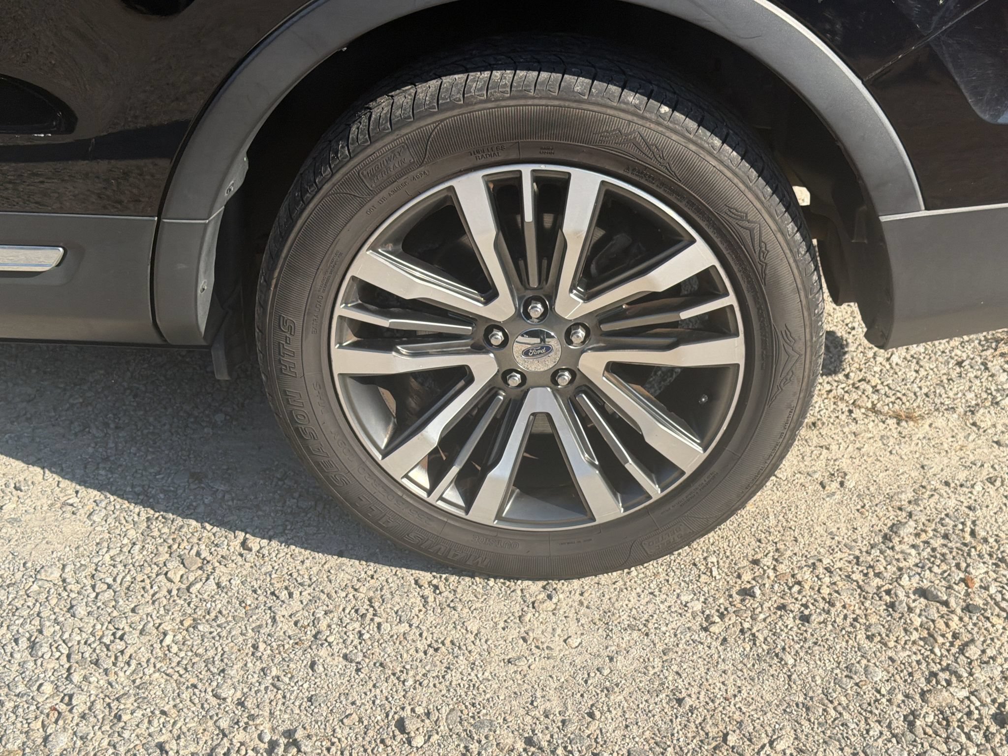 Used 2016 Ford Explorer Platinum AWD/4WD image 19