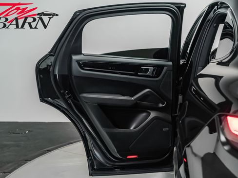 Used 2022 Porsche Cayenne S image 47