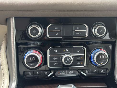Used 2022 GMC Yukon Denali w/ Advanced Technology Package AWD/4WD image 29