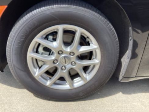 Used 2024 Chrysler Pacifica Touring-L FWD image 5