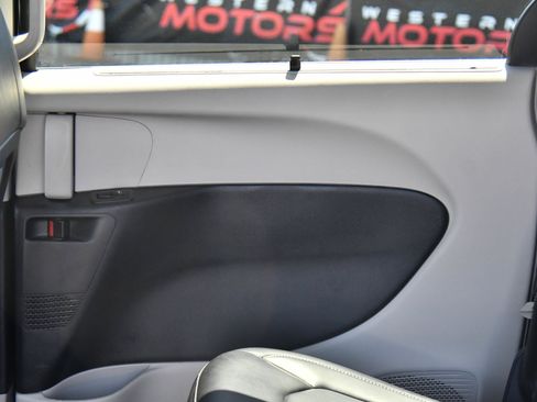 Used 2023 Chrysler Pacifica Touring-L FWD image 37