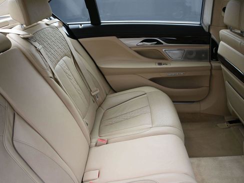 Used 2018 BMW 750i xDrive image 26