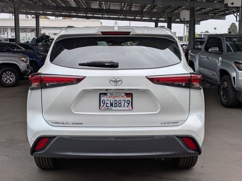 Certified 2024 Toyota Highlander Limited FWD image 3