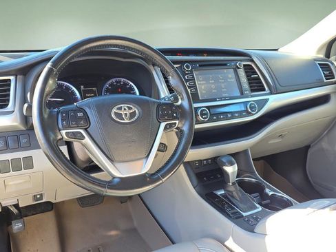 Used 2017 Toyota Highlander XLE w/ Carpet Mat Package image 30