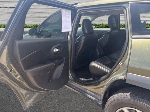 Used 2019 Jeep Cherokee Trailhawk w/ Cold Weather Group image 18