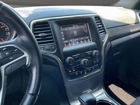 Used 2021 Jeep Grand Cherokee Laredo AWD/4WD image 11